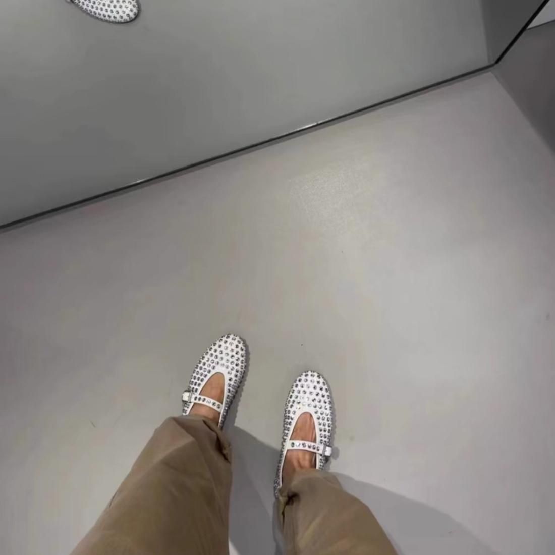 Studs flat shoes
