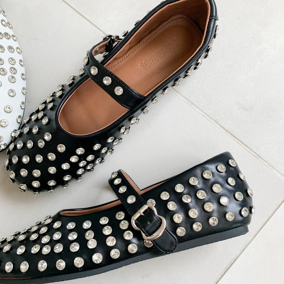 Studs flat shoes