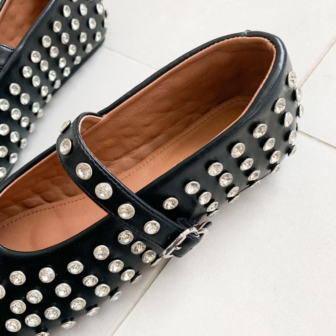 Studs flat shoes