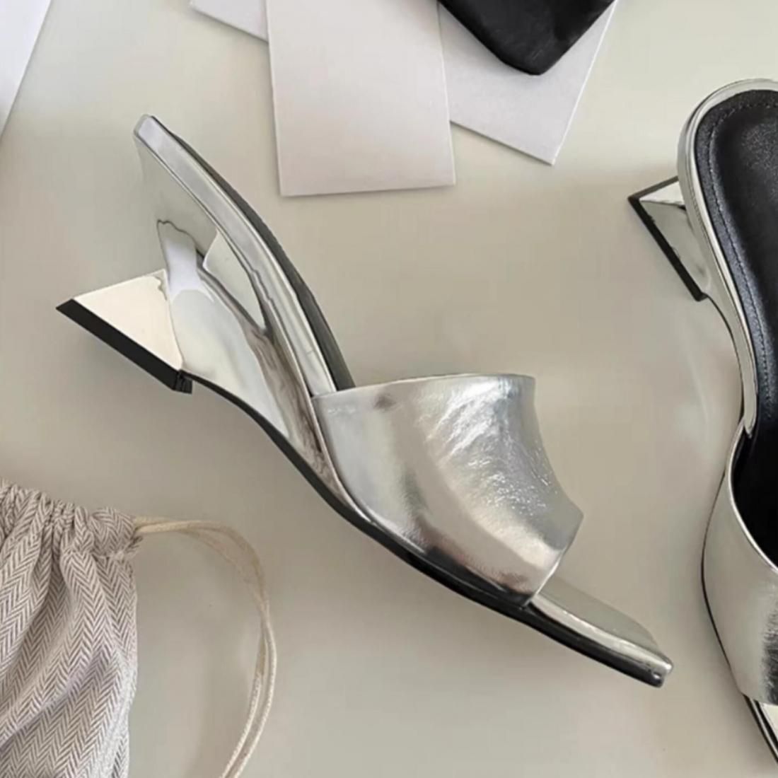 Edge curve sandals