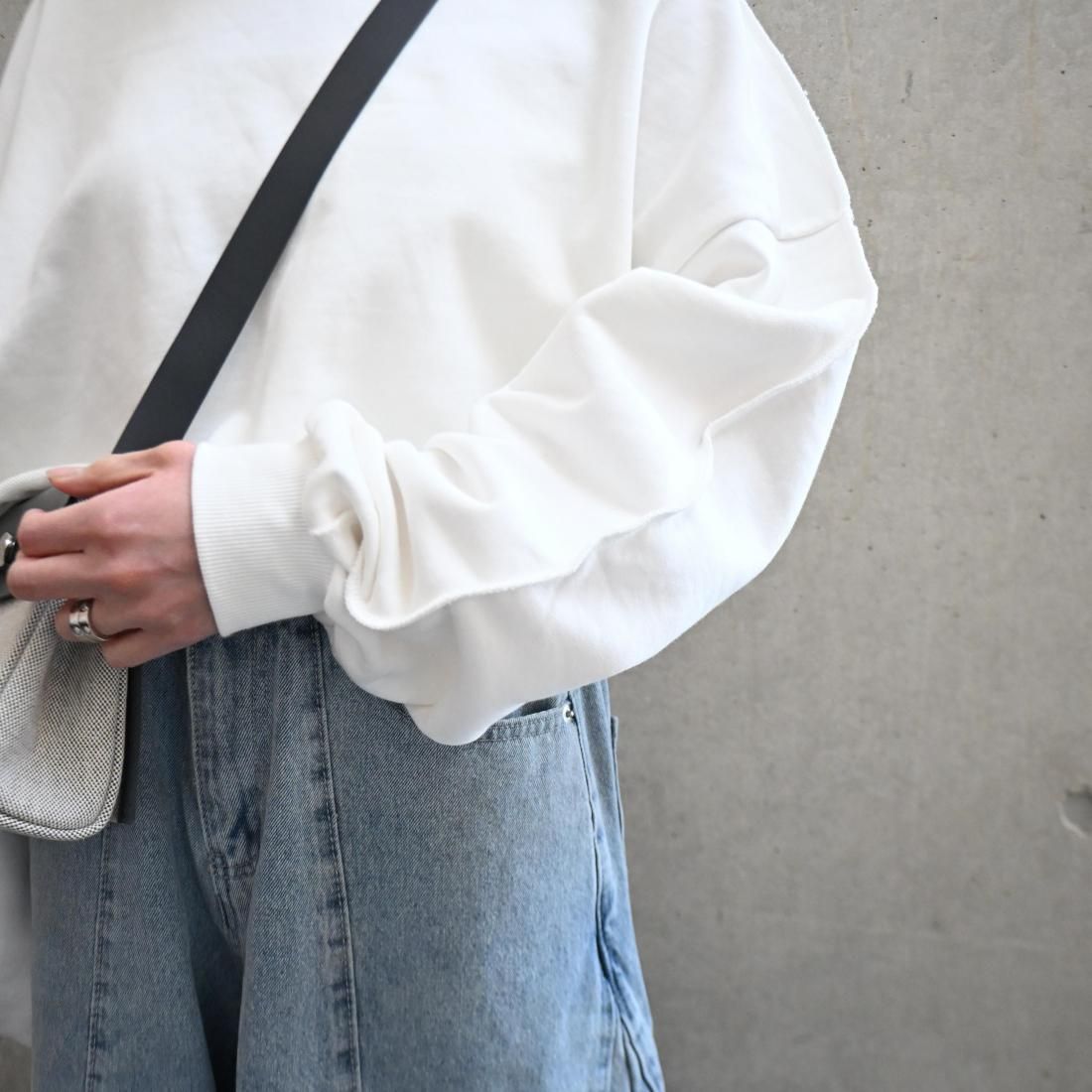 縫い目をあえて表に見せた袖デザイン