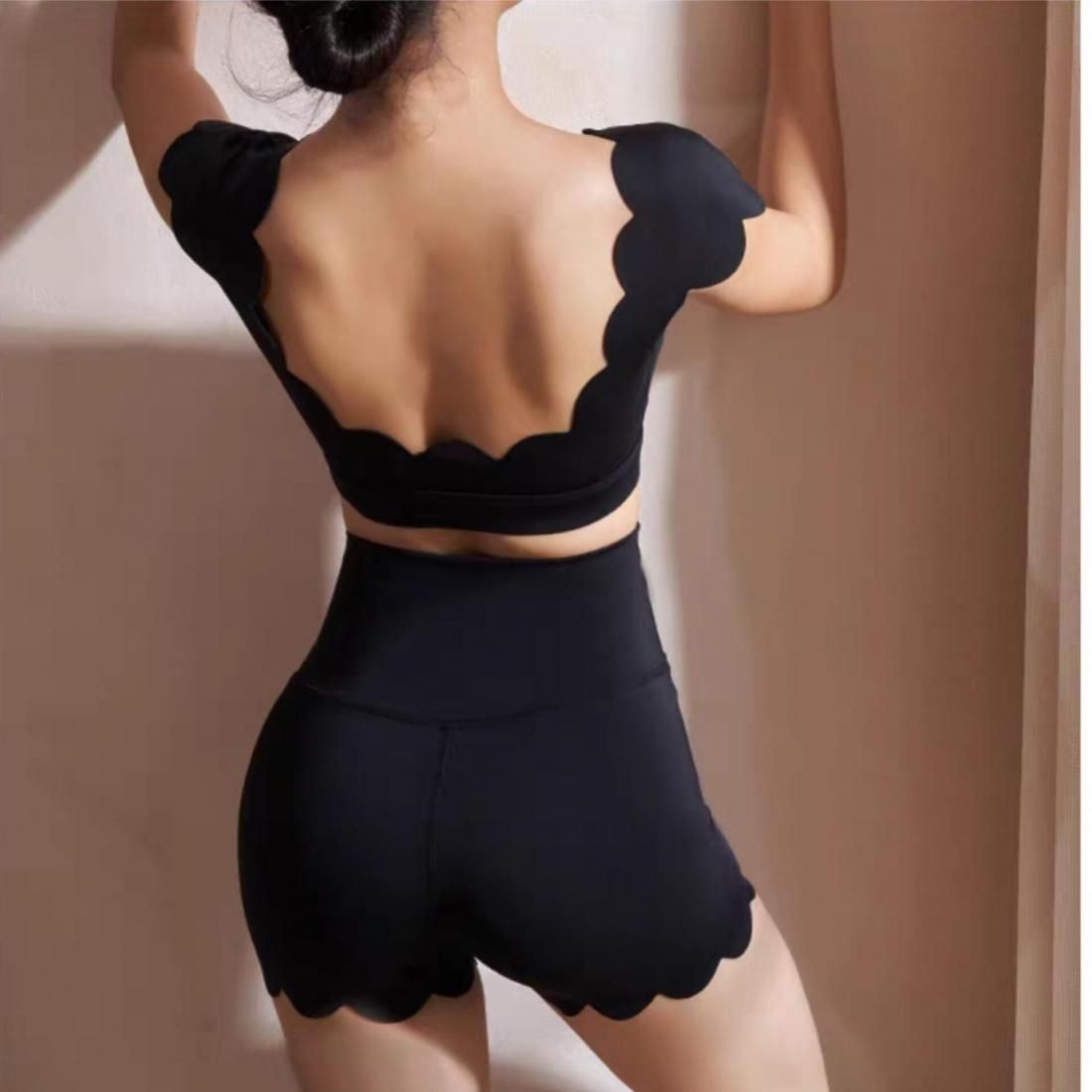 Scallop sports bra