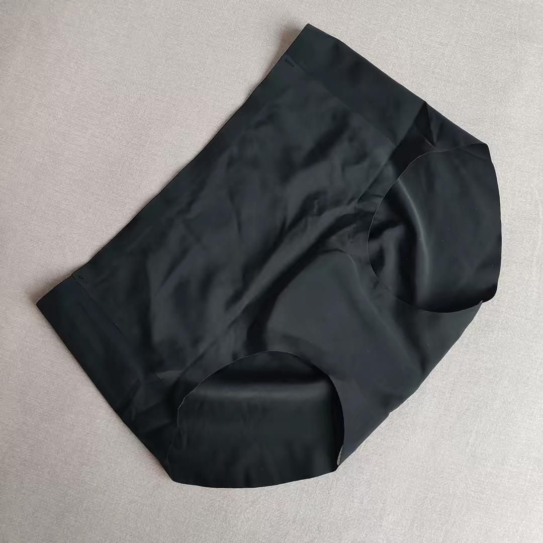 Seamless training shorts