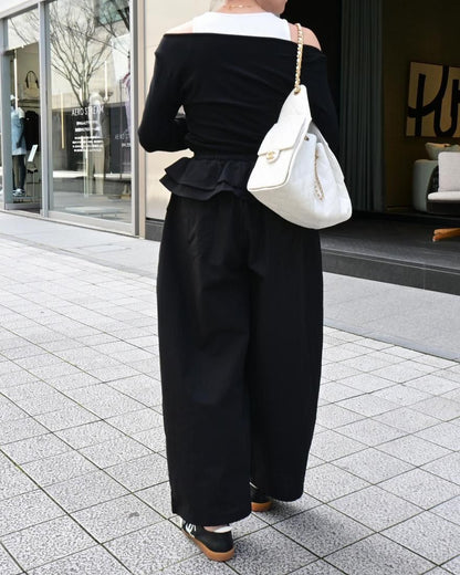 ブラックコーデに甘さをプラス 