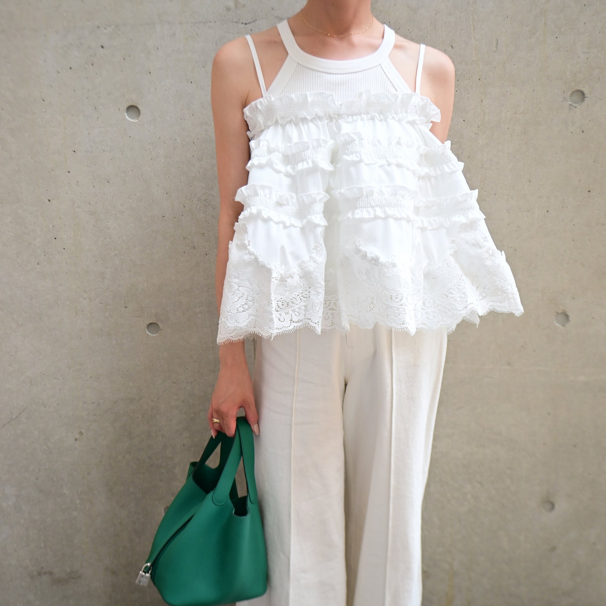 夏のシンプルなお洋服が一気に可愛く