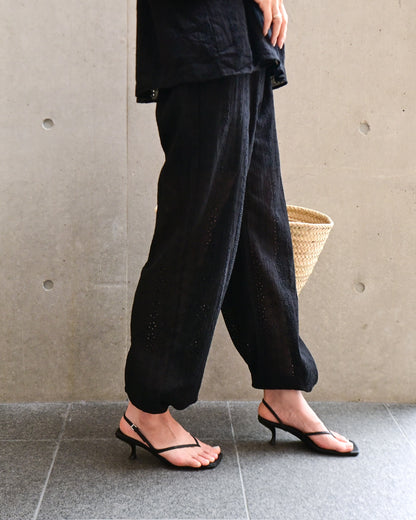 裾を絞ってシルエットを変えられます